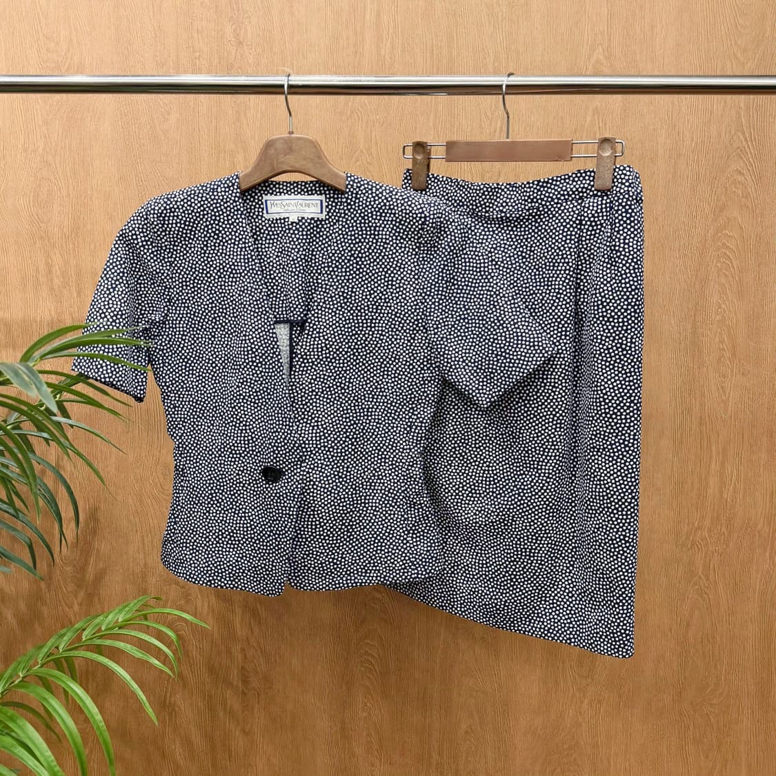 입생로랑 반팔 자켓 H라인 미디 스커트 셋업 도트 패턴 디테일 네이비 상품이미지1