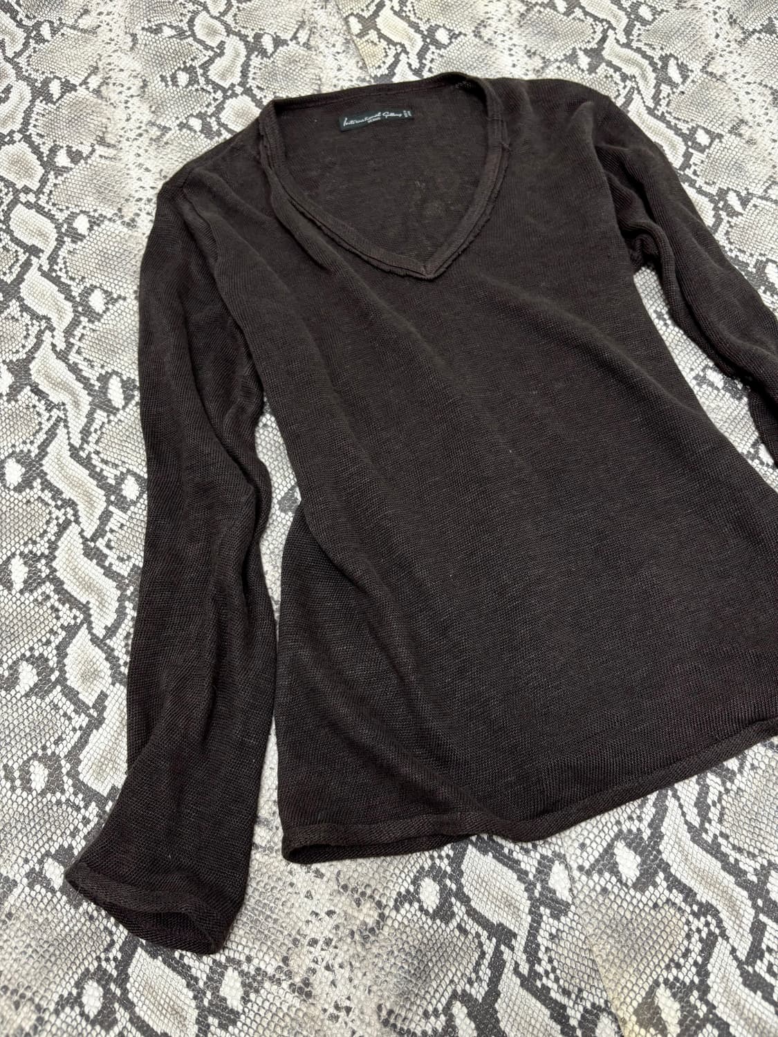 “Beams” Minimal Mood Brown V-Neck Sleeve 상품이미지4