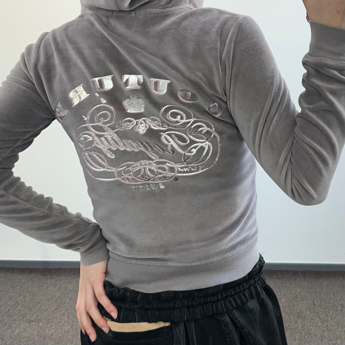 Juicy coutrue 쥬시꾸뛰르 백프린팅 그레이 벨벳 후드집업   상품이미지2