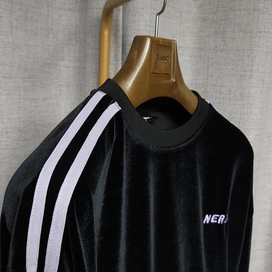 M ) 널디 벨벳 연보라 블랙 맨투맨 상품이미지2