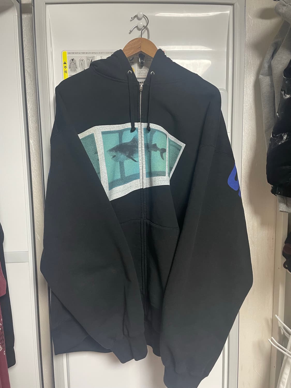 슈프림 x 데미안 허스트 집업 후드 스웨트셔츠 블랙 - 25SS 상품이미지3