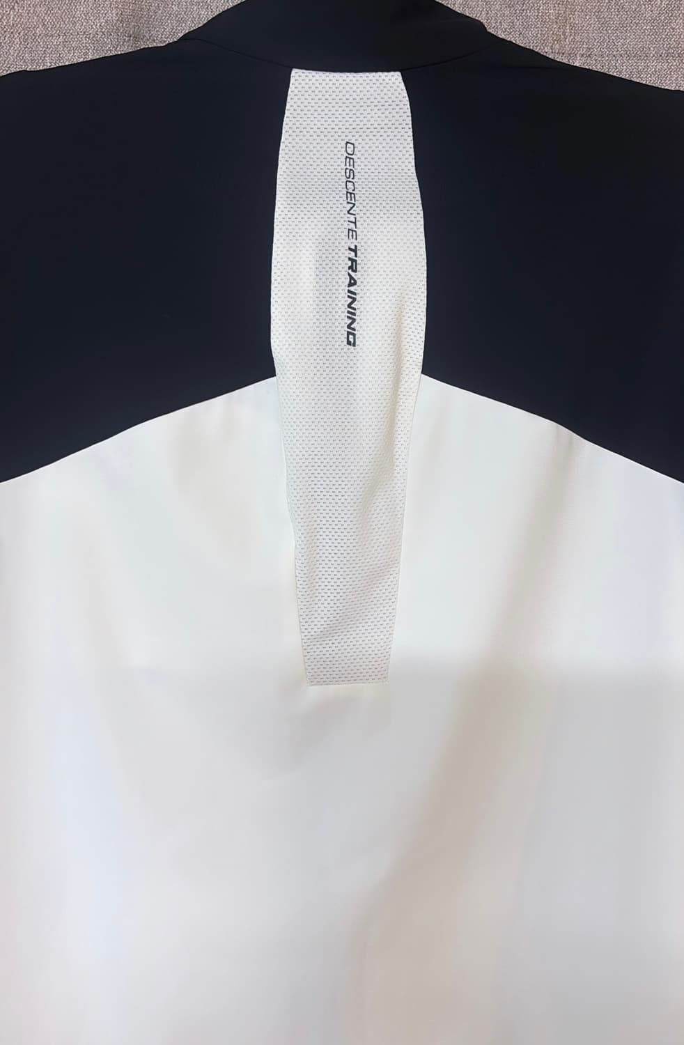 데상트 ATH 블랙/화이트 자켓 95 M 상품이미지4