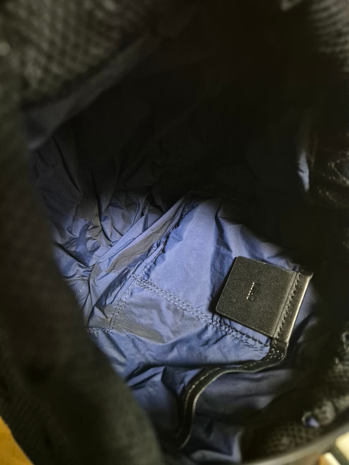 구호(KUHO) 블랙 펀칭 항아리 버킷백 상품이미지7