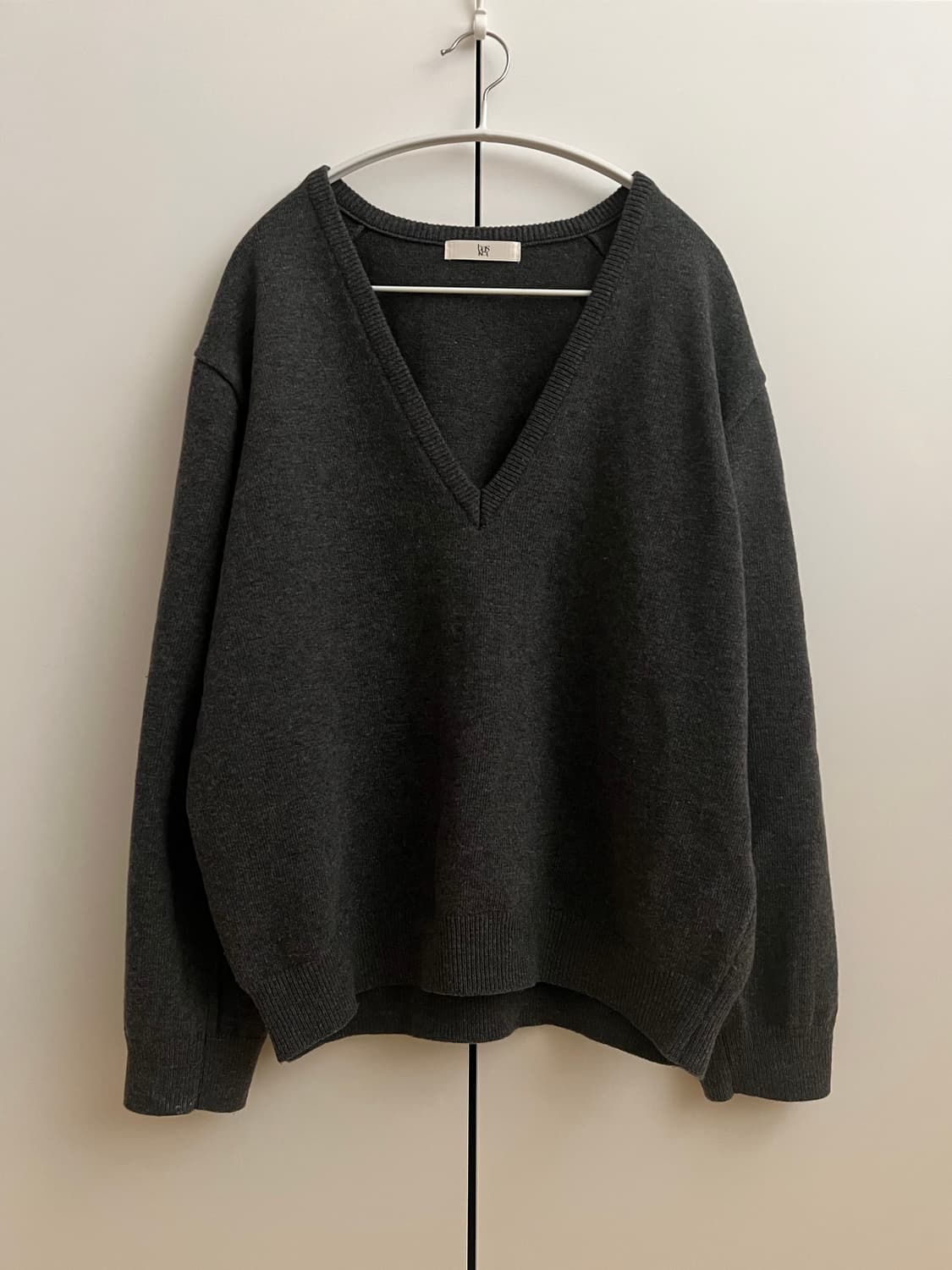 바스켓 울 딥브이넥 니트 차콜 상품이미지4