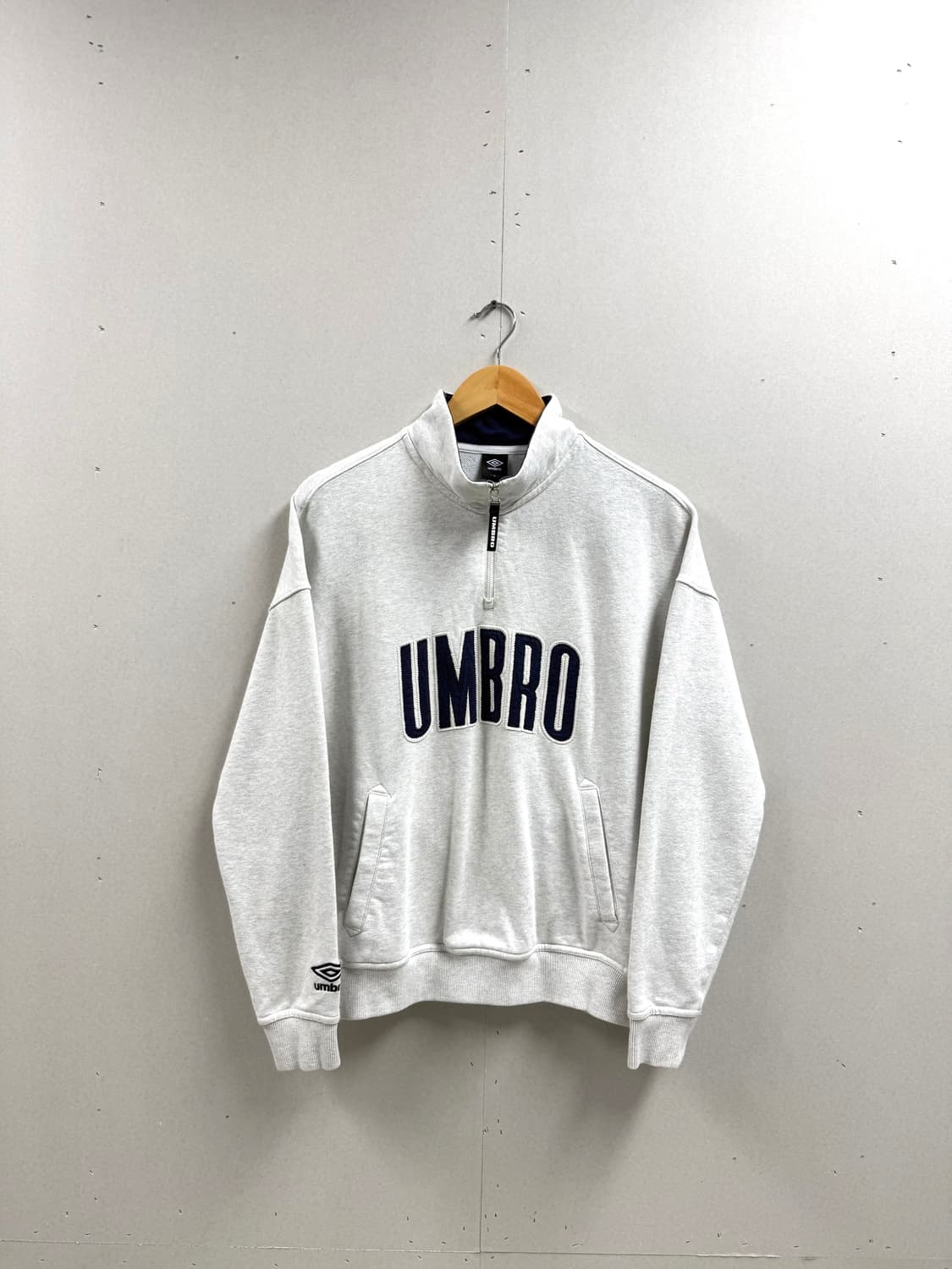 남성 S / 엄브로 레터링 하프집업 반집업 네이비 로고 상품이미지1