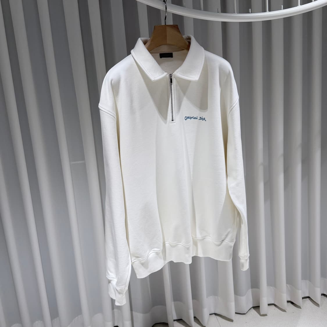 (S+급/XL) / 디올 자수로고 하프집업 맨투맨 화이트 상품이미지3