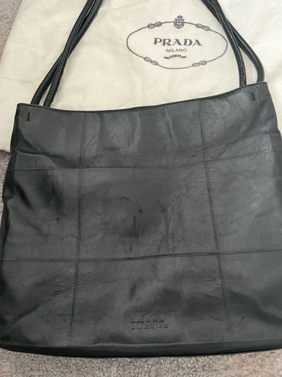 프라다 레더 스퀘어 엠보싱 패턴 토트백 상품이미지3