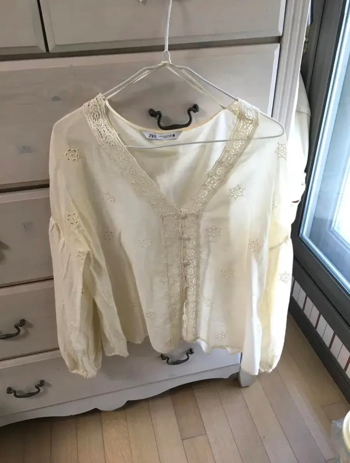 자라 펀칭 자수 블라우스 상품이미지1