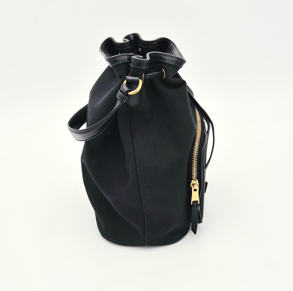 프라다 듀엣 자카드 캔버스
버킷백 겸 숄더백

전면 프라다 로고 프린팅  상품이미지5