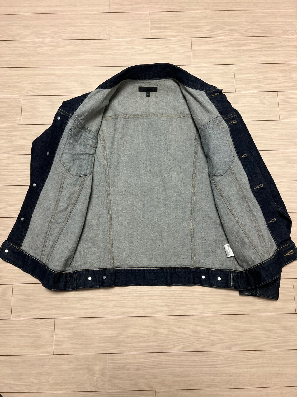 유니클로 U 셀비지 데님 트러커 자켓 / 인디고 / L (미착용) 상품이미지8