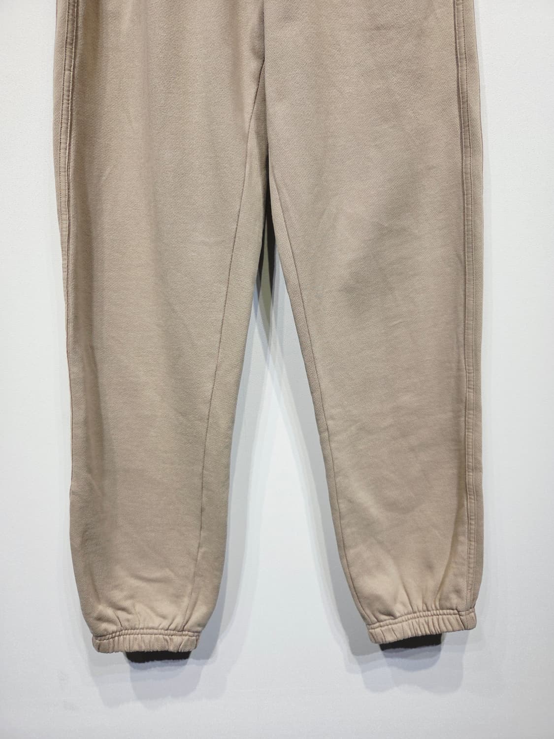 아디다스 에센셜 로고 스웨트팬츠 조거팬츠 베이지 상품이미지4