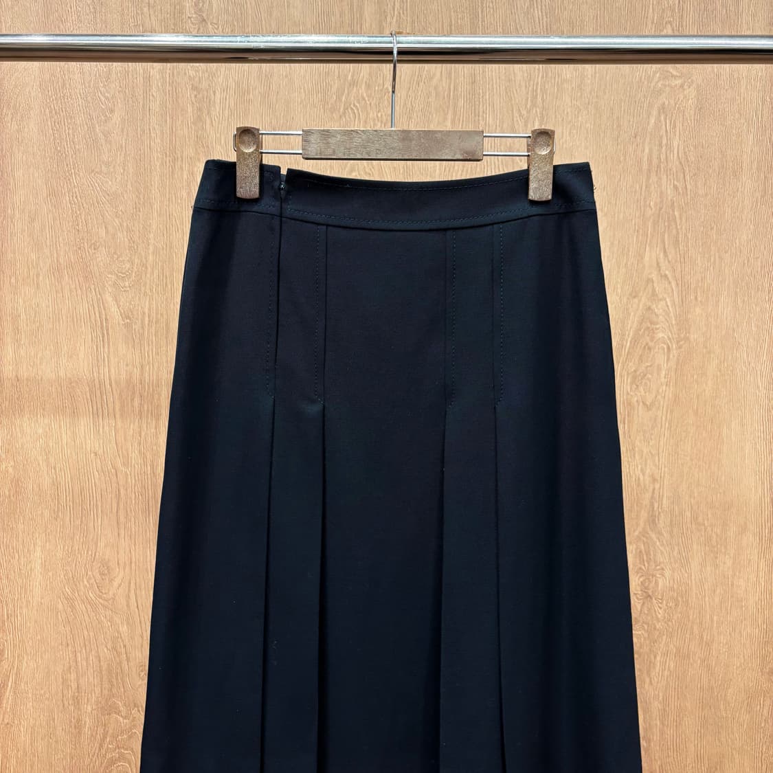 셀린느 미디 스커트 플리츠 패널 허리 메탈 가죽 믹스 체인 디테일 블랙 상품이미지4