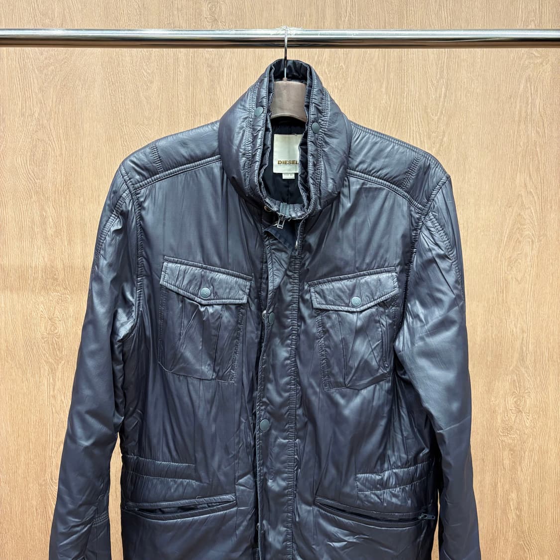 디젤 하이넥 퀄팅 패딩 자켓 워크 웨어 스탠드 카라 스티치 디테일 차콜 상품이미지4