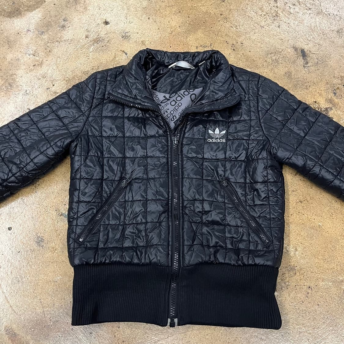 아디다스 블랙 실버 퀄팅 경량 숏패딩 95 상품이미지3