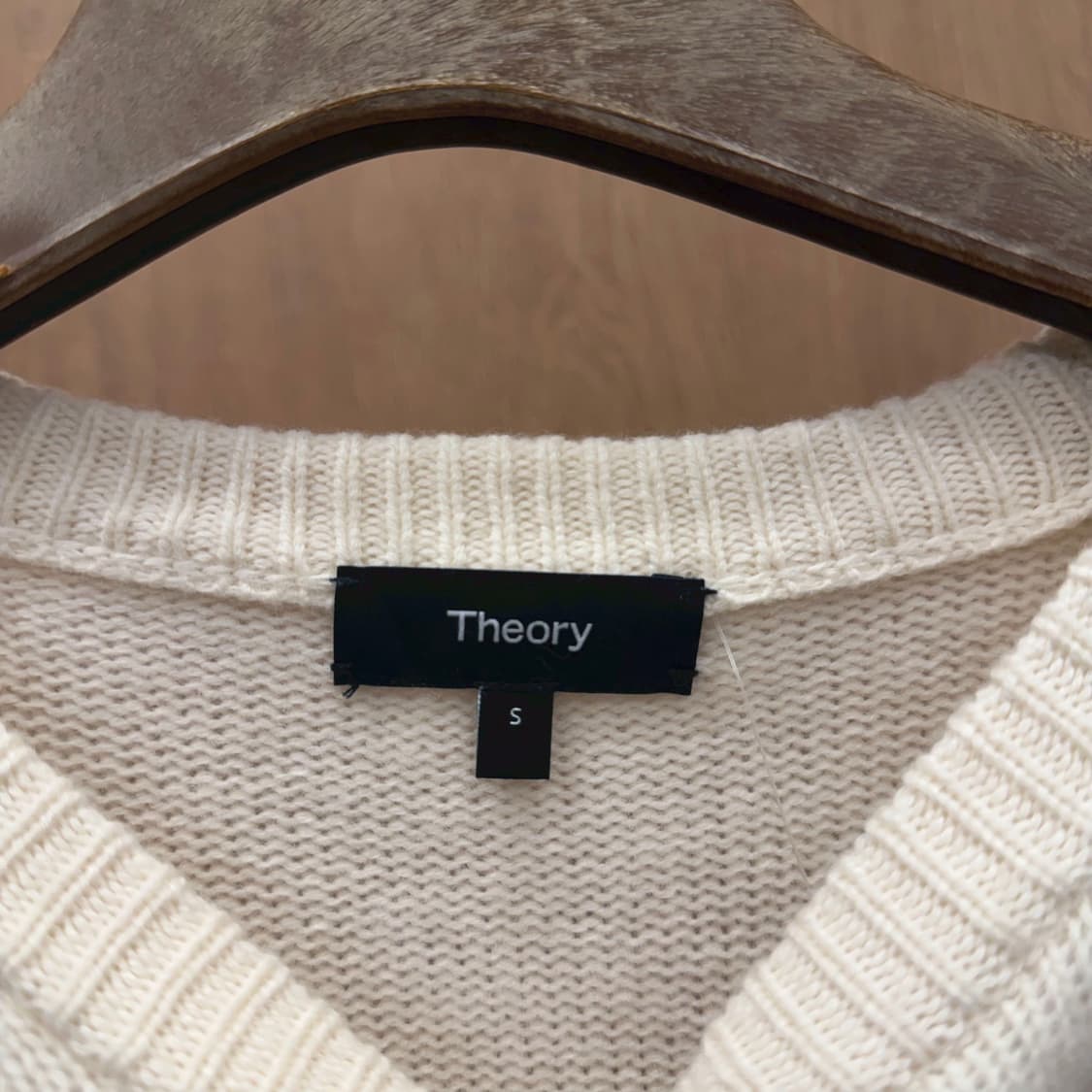 띠어리 울 긴팔 크루넥 니트 밑단 시보리 레글런 소매 디테일 아이보리 상품이미지6