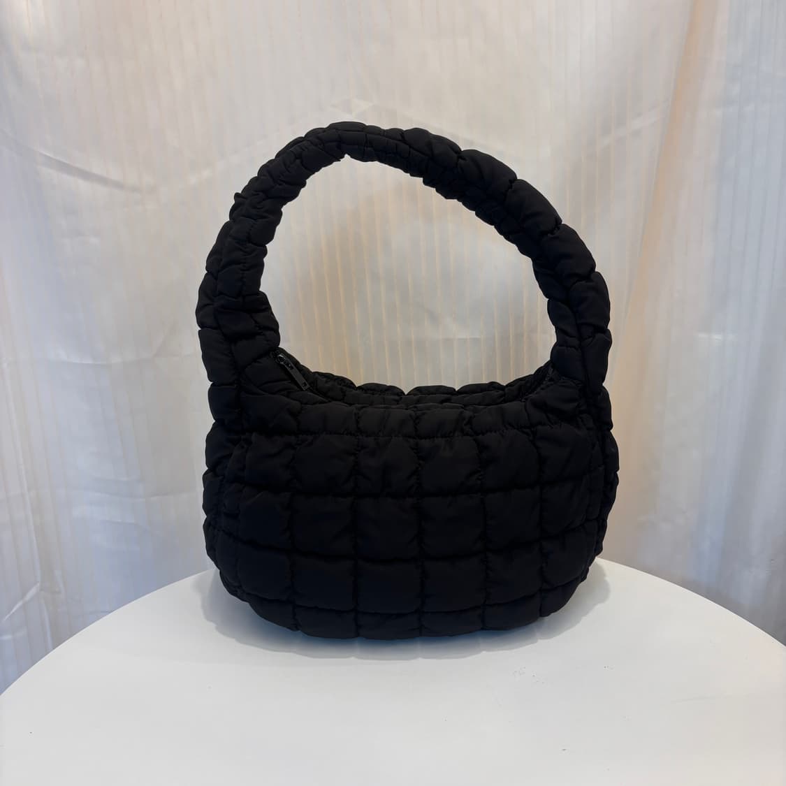 정품 COS 퀄티드 구름 숄더백     상품이미지1