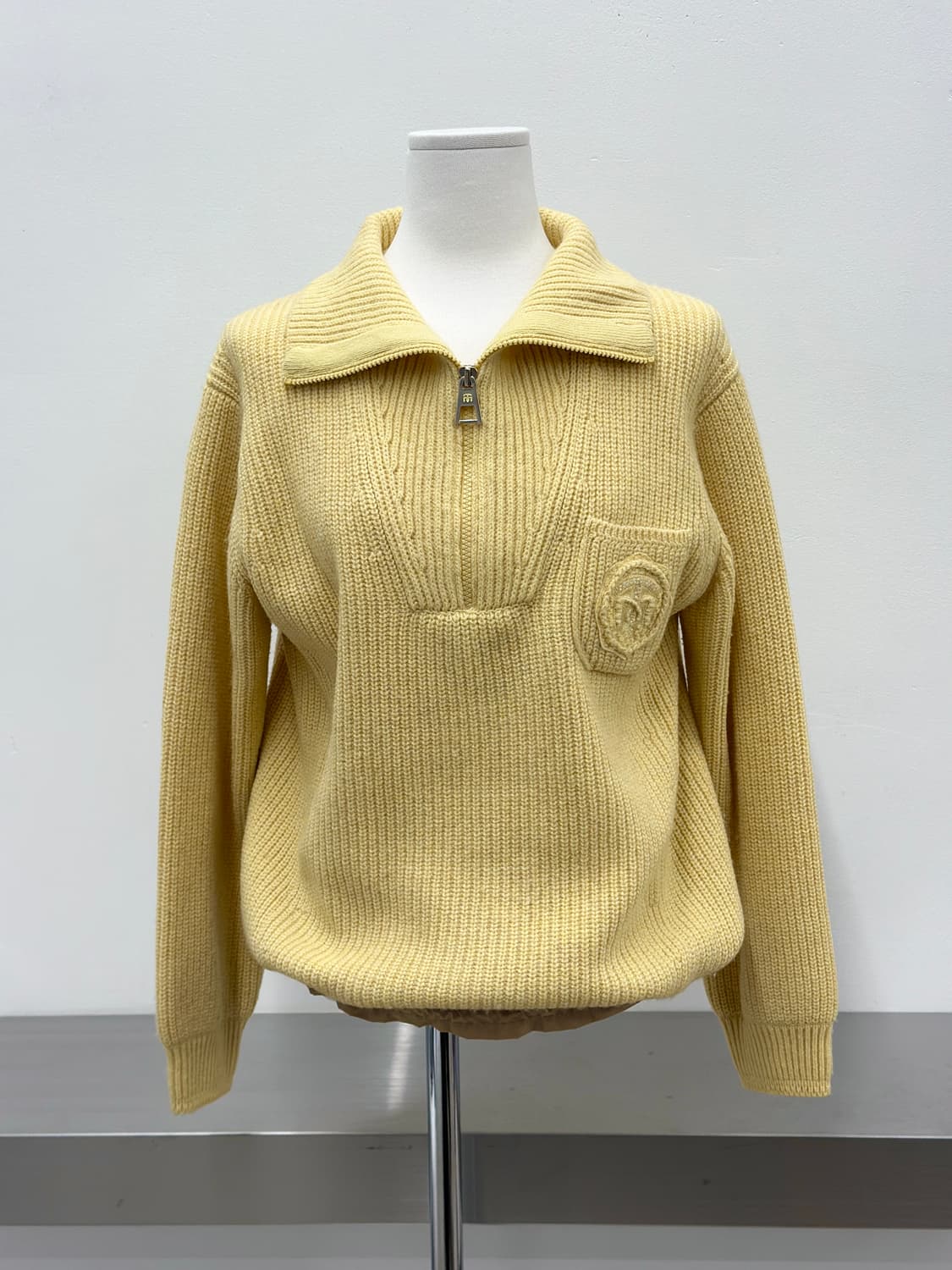 타임 울 캐시미어 로고 자수 하프집업 니트  상품이미지4