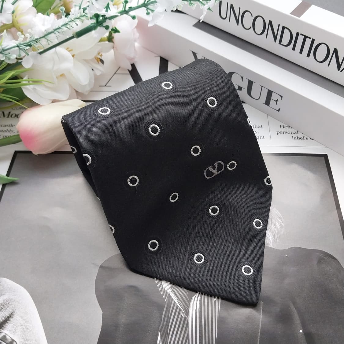 발렌티노 실크 블랙 로고 패턴 넥타이 9.5cm A~B등급 K962
 상품이미지2