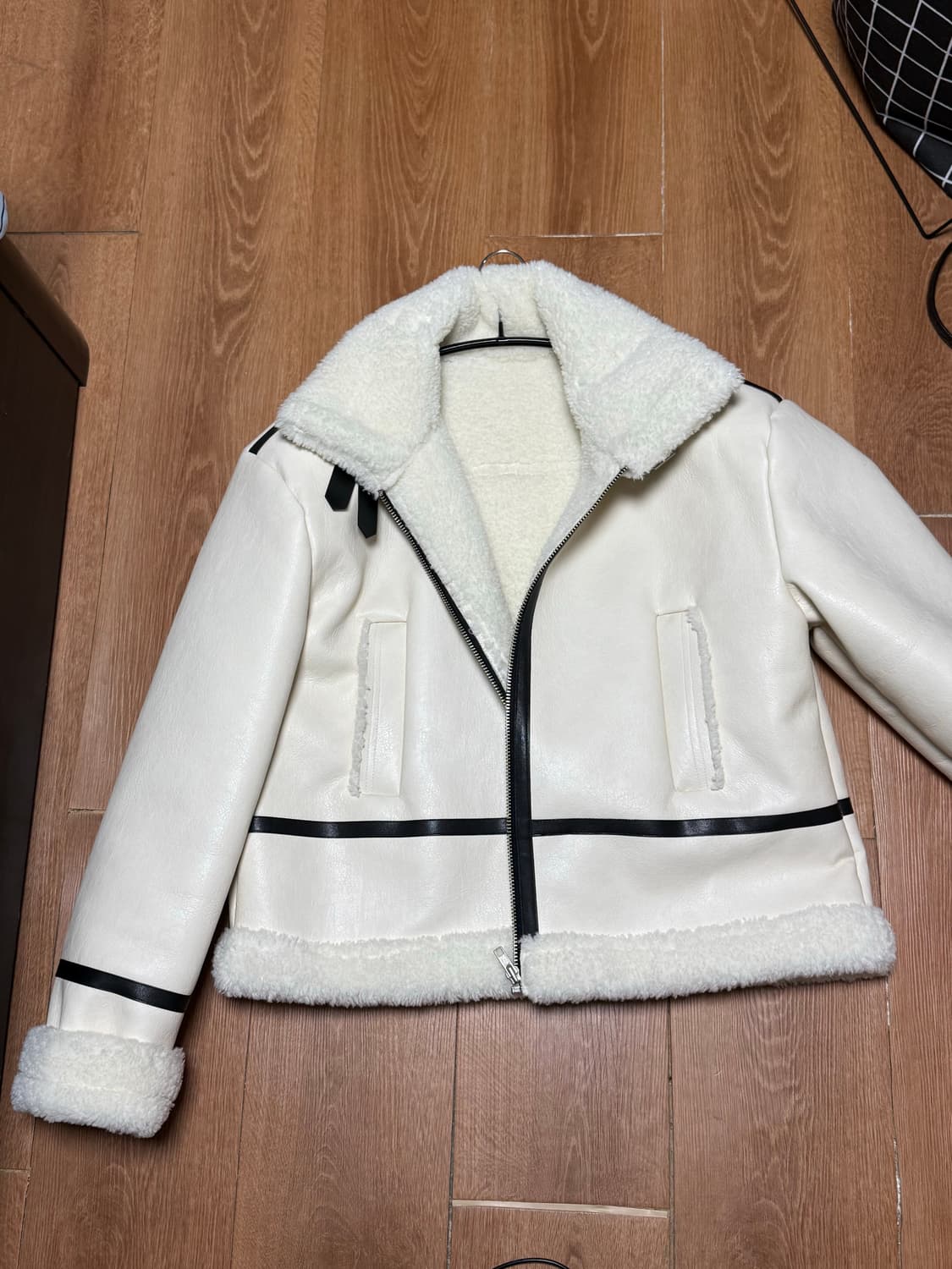아이보리 인조 가죽 무스탕 자켓 상품이미지1