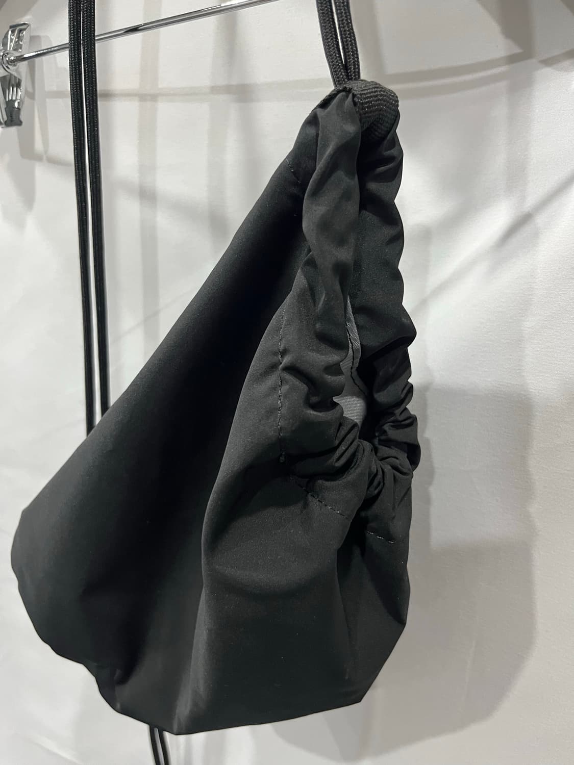 유니클로 U 블랙 드로우 스트링 파우치 백 OS 상품이미지3