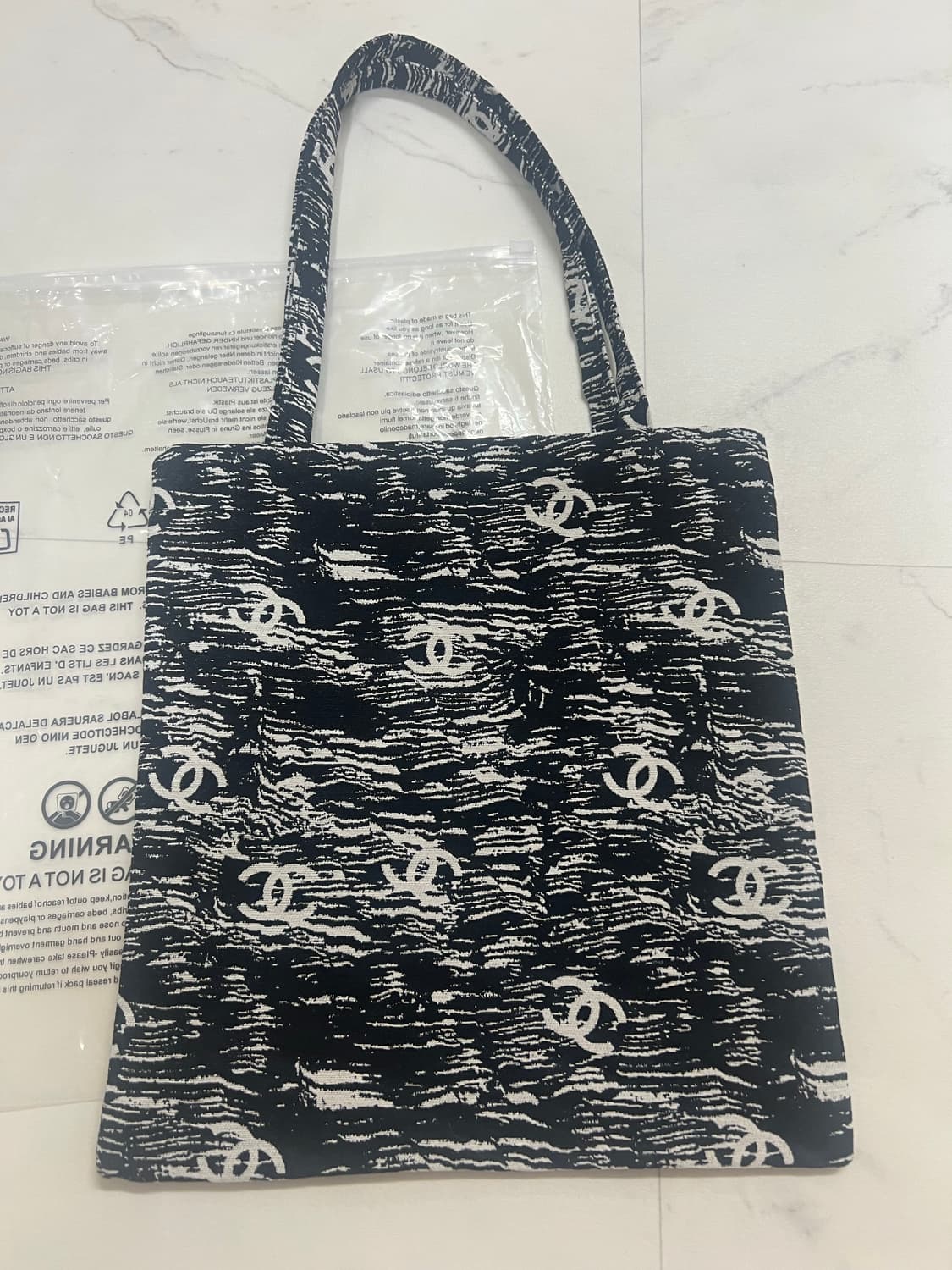 샤넬 뷰티 그래피티 에코백 캔버스 상품이미지2