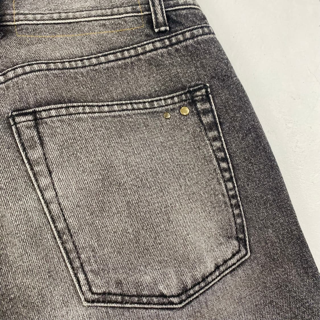 앤더슨벨 블랙 데미지 워싱 부츠컷 플레어 진 (32) 상품이미지9