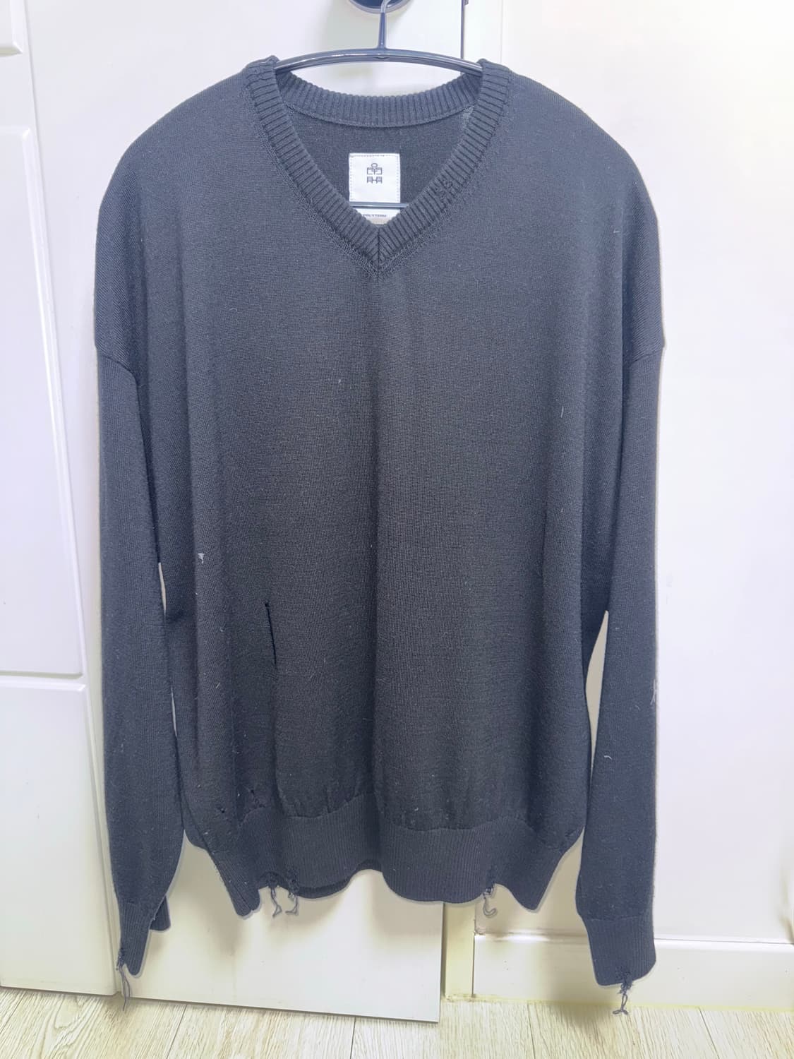 폴리테루 브이넥 데미지드 니트 블랙 2사이즈 상품이미지1