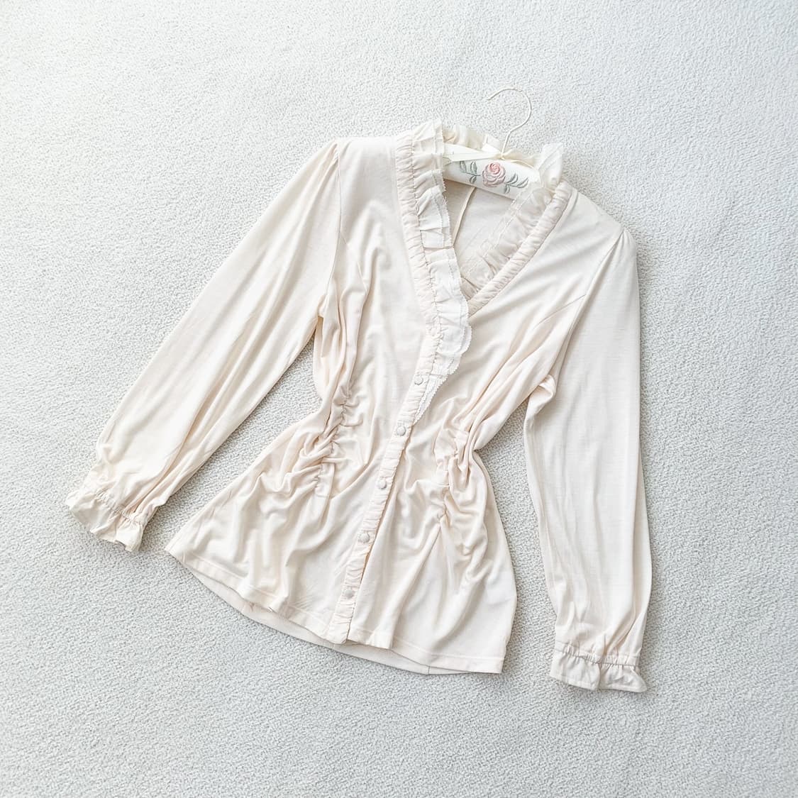 상아색 러블리 셔링 블라우스 상품이미지1
