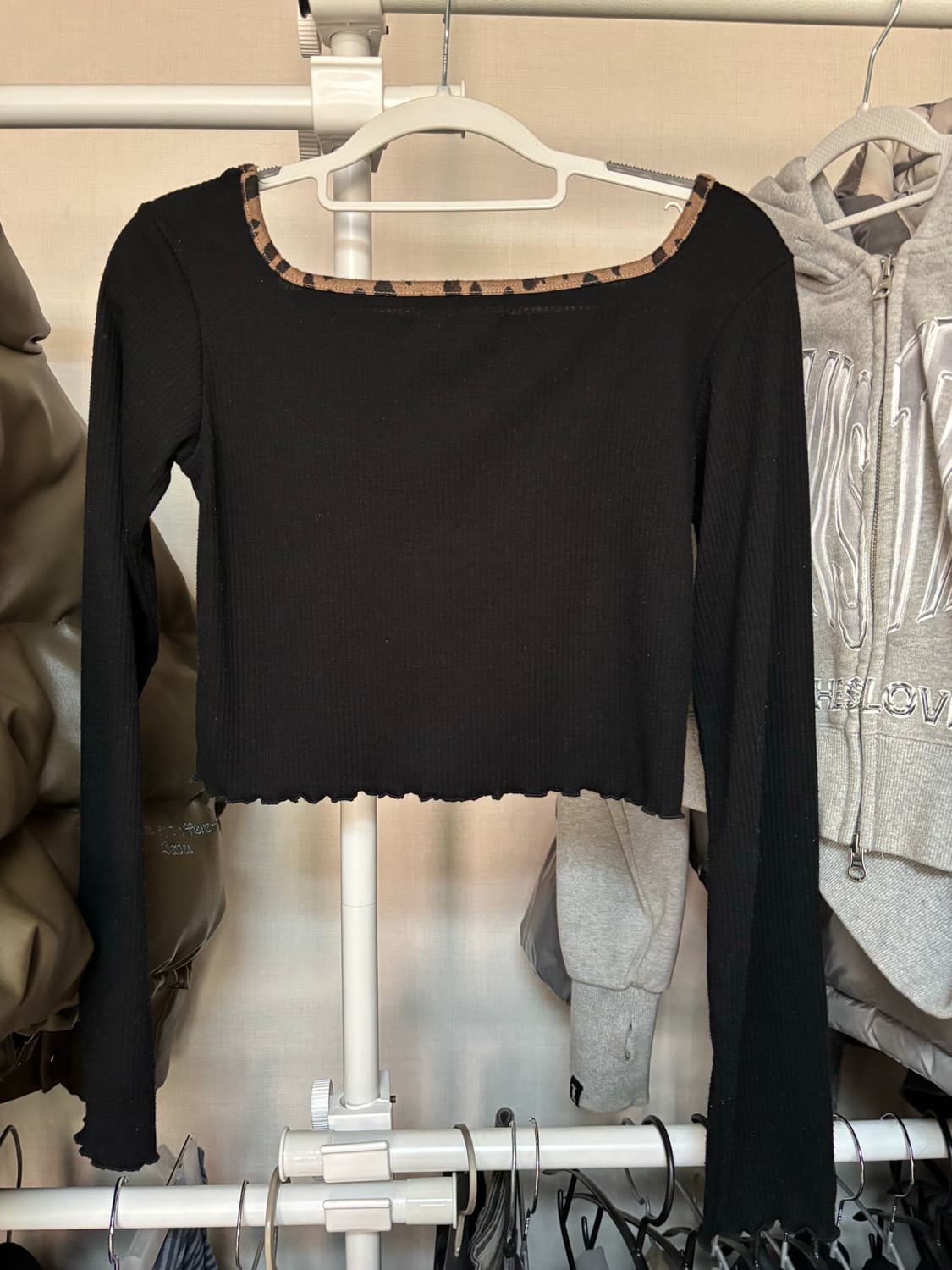 MOMCKITS 블랙 크롭니트 상품이미지2