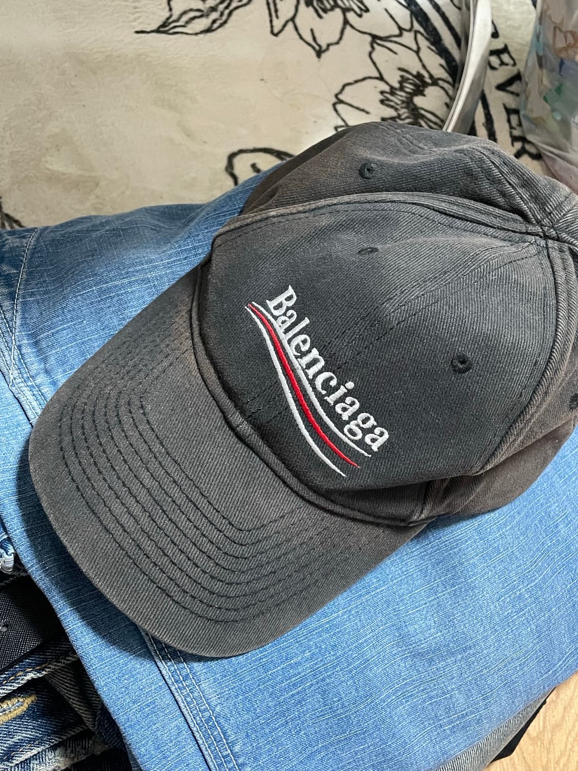 발렌시아가 17fw 웨이브 볼캡 상품이미지1