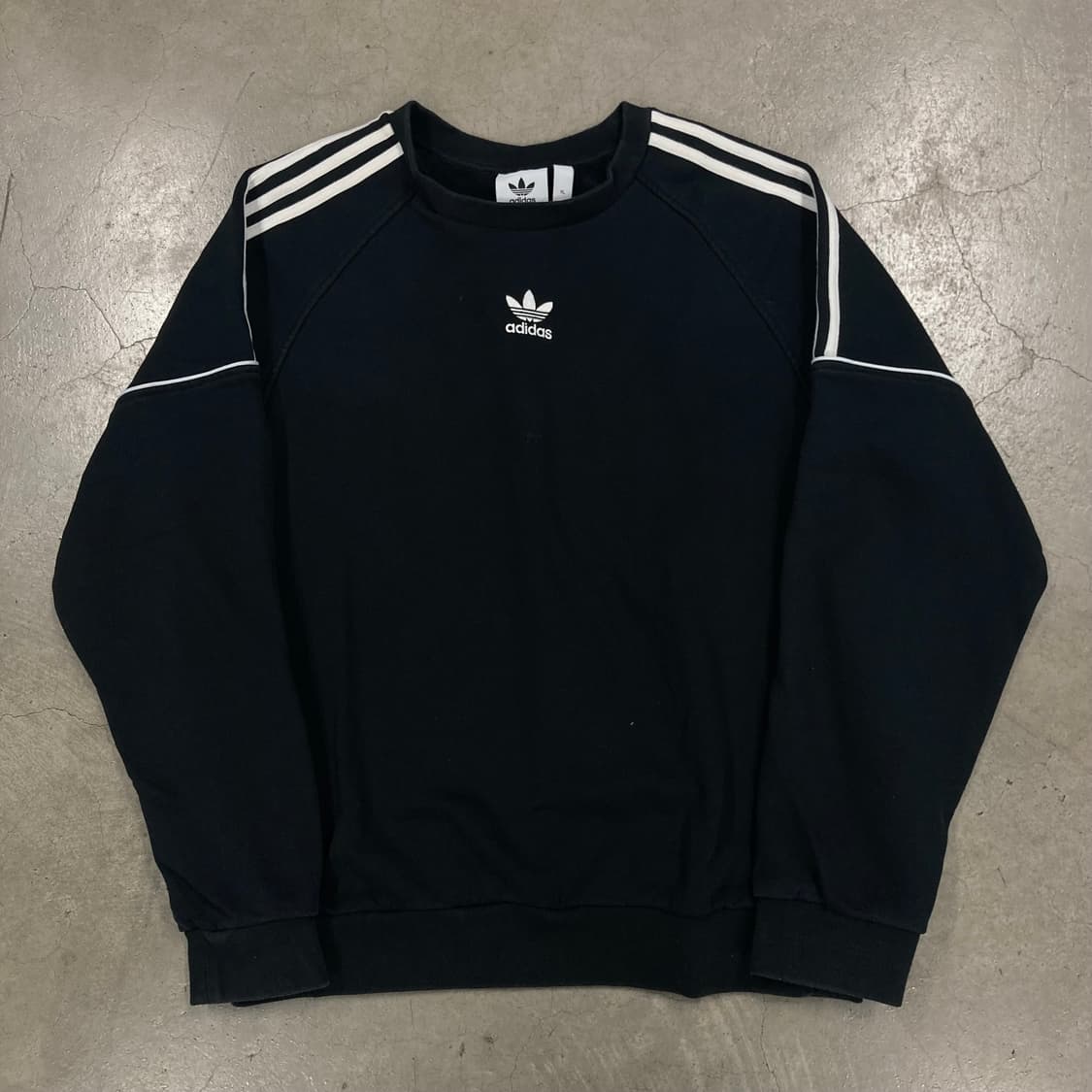 아디다스 블랙 컬러 센터 로고 맨투맨 상품이미지1