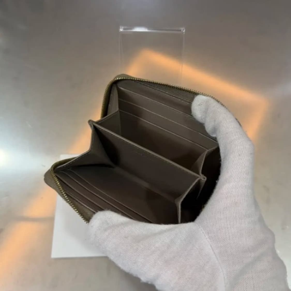 [정품] 셀린느 스몰 지퍼 컴팩트 반지갑 (Taupe / OS) 상품이미지4