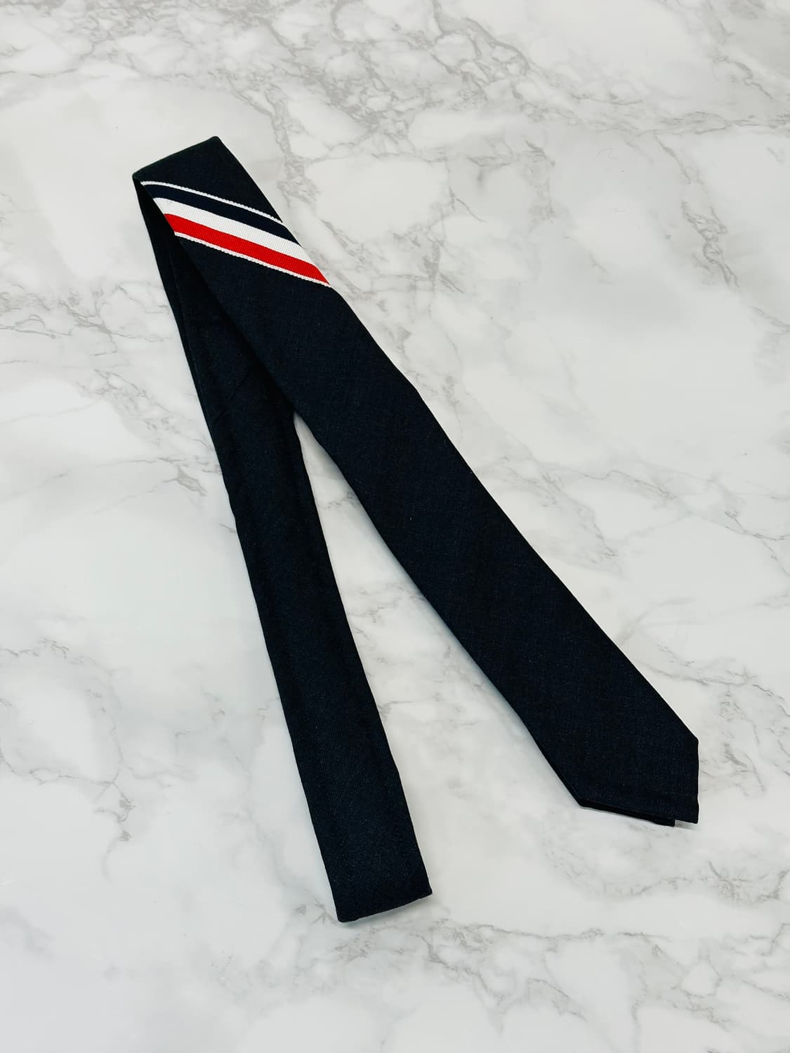 [정품] 톰브라운 스트라이프 클래식 타이 다크 그레이 상품이미지1