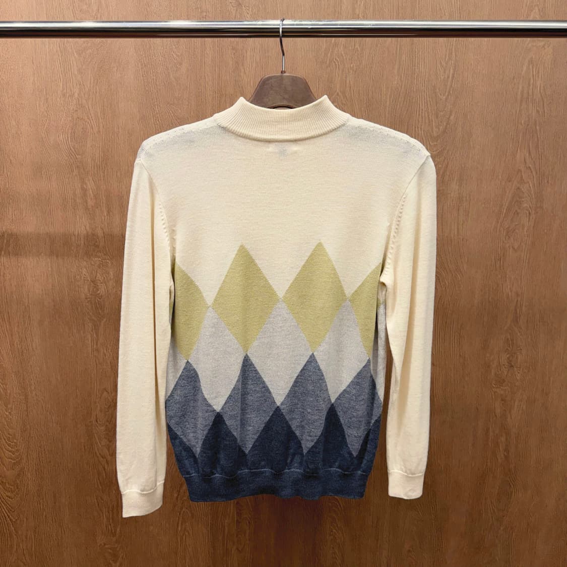 버버리 울 하프넥 니트 아가일 패턴 로고 자수 디테일 베이지 그레이 상품이미지3