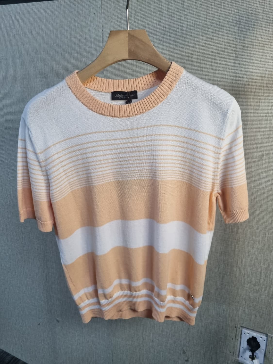 새제품 이태리 명품 브랜드 안드레모리스
면 100% 반팔니트 상품이미지1