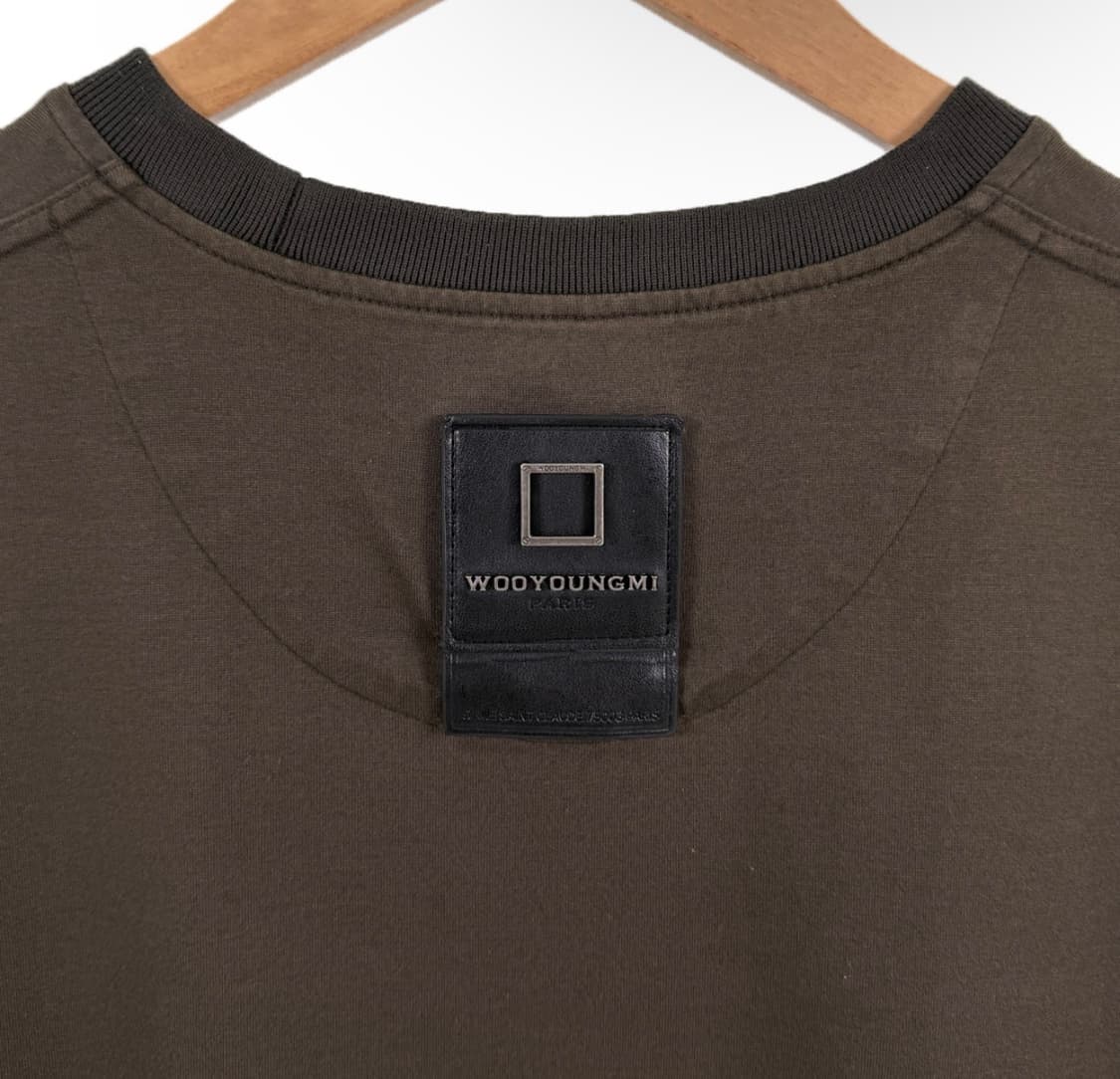 [48] 우영미 남성 레더 패치 백 라벨 반팔 티셔츠 브라운 상품이미지7