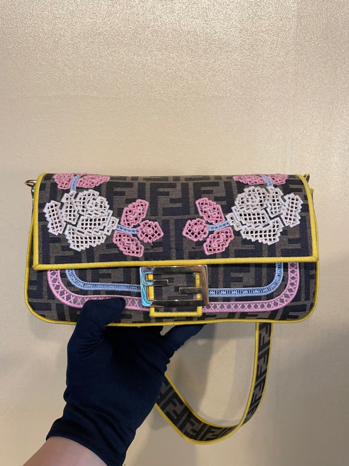 FENDI 자수 바게트 핸드백 상품이미지1