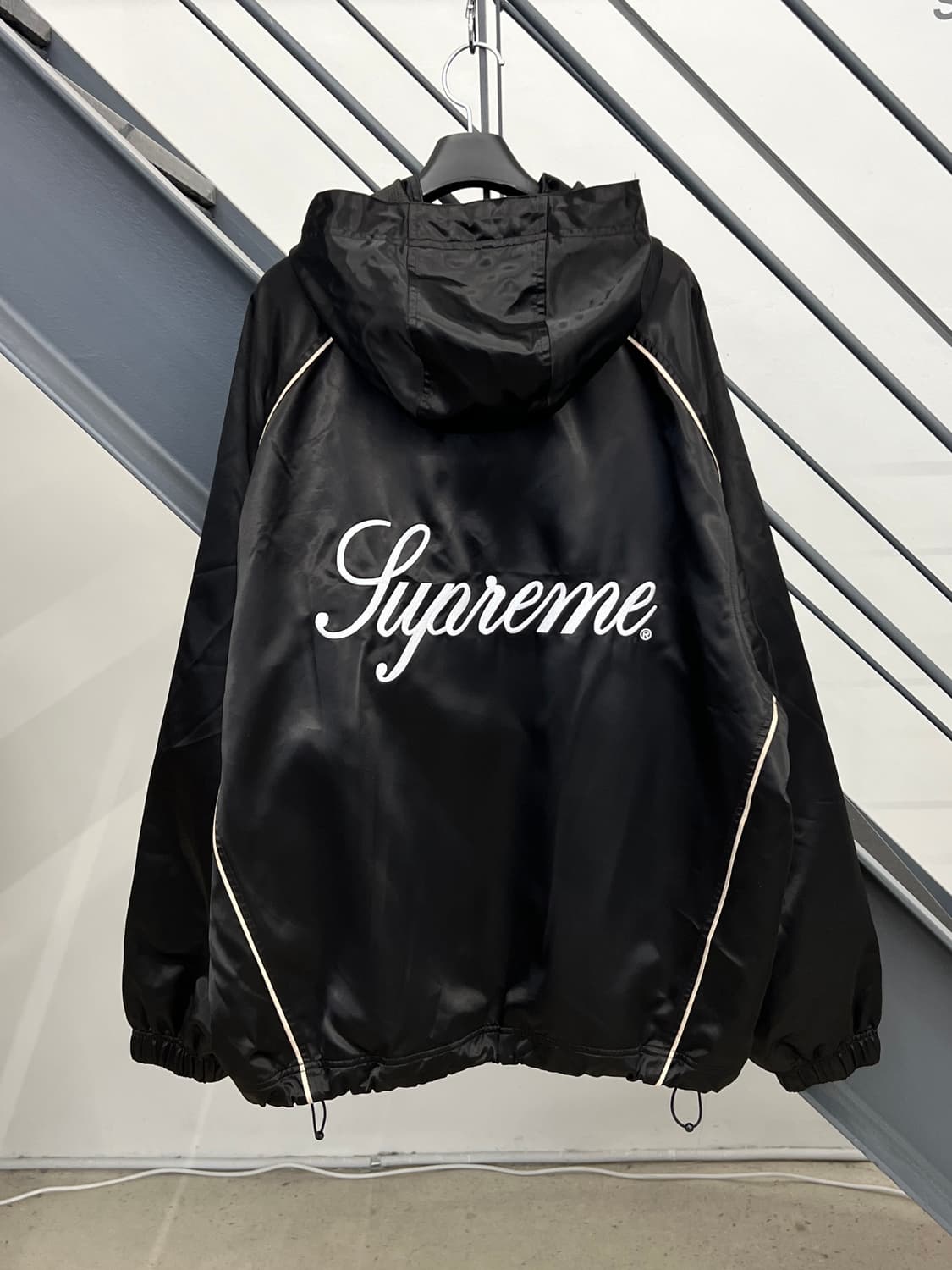 슈프림 24SS 사틴 후드 트랙 자켓 상품이미지1