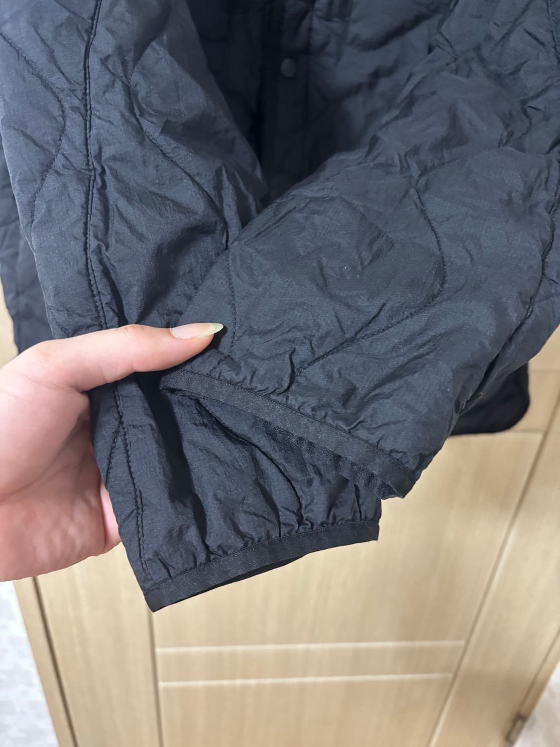 유니클로 화이트마운티어링 경량패딘 상품이미지5