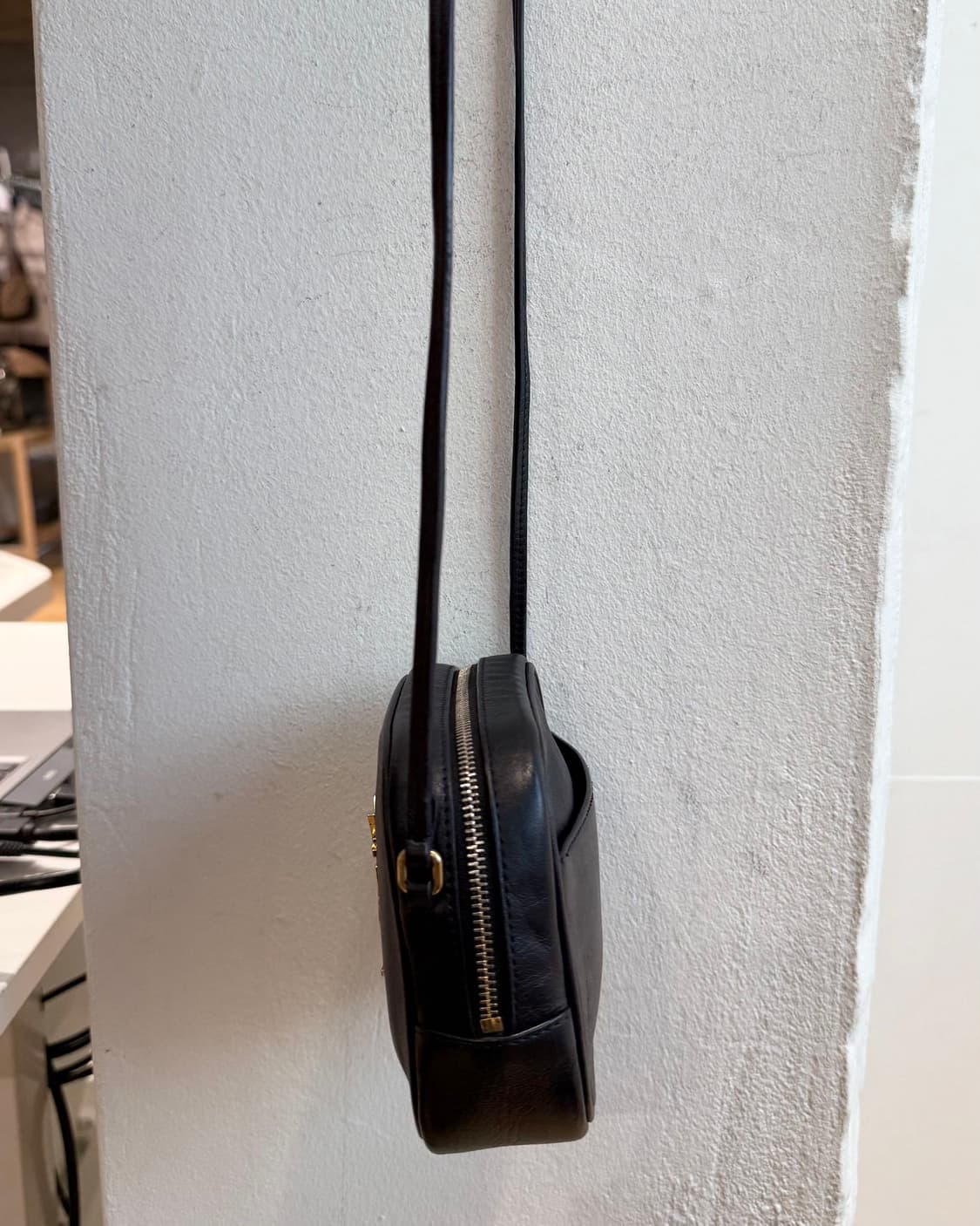 입생로랑 블랙 블로거 미니 크로스백 상품이미지4