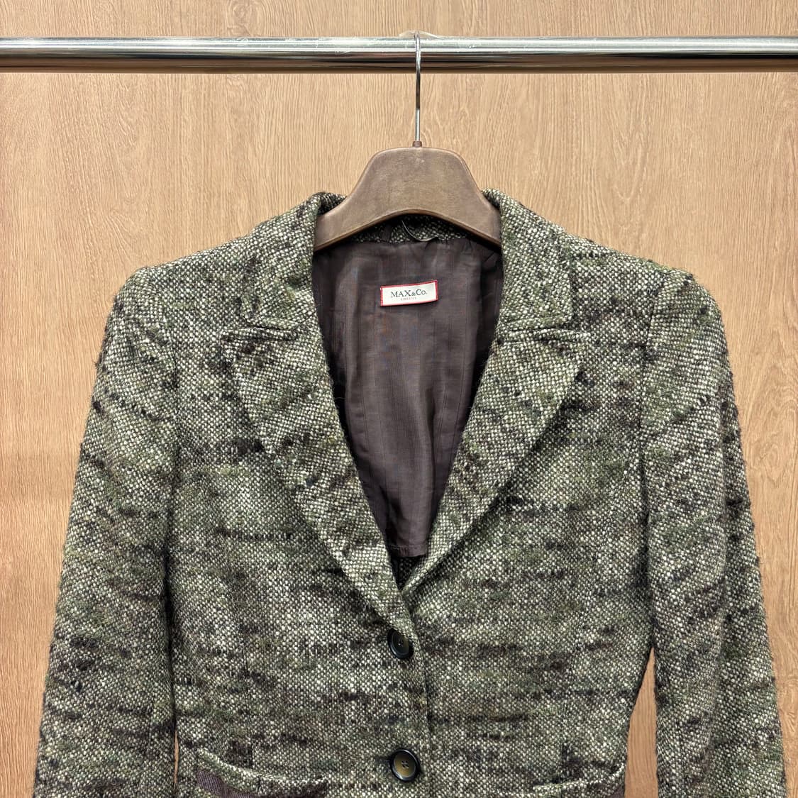막스앤코 슬림핏 트위드 자켓 클래식 싱글 버튼 리본 테이핑 디테일 카키 상품이미지4