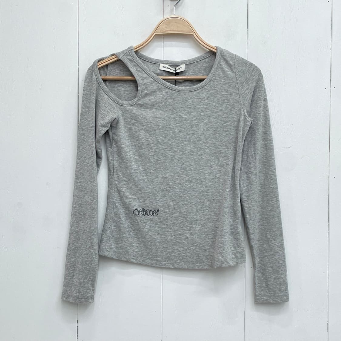 오디너리 홀리데이 숄더 컷아웃 롱슬리브 티셔츠 상품이미지2