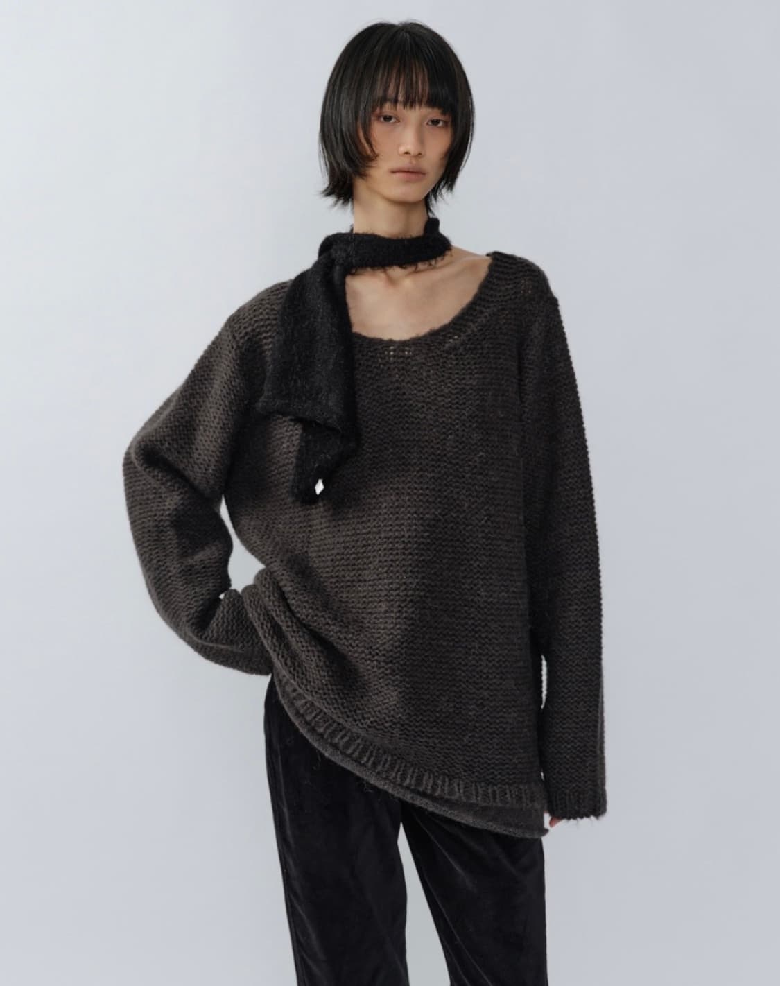 이어닝 yearning - FRONTBACK LOOSE NECK KNIT 상품이미지1