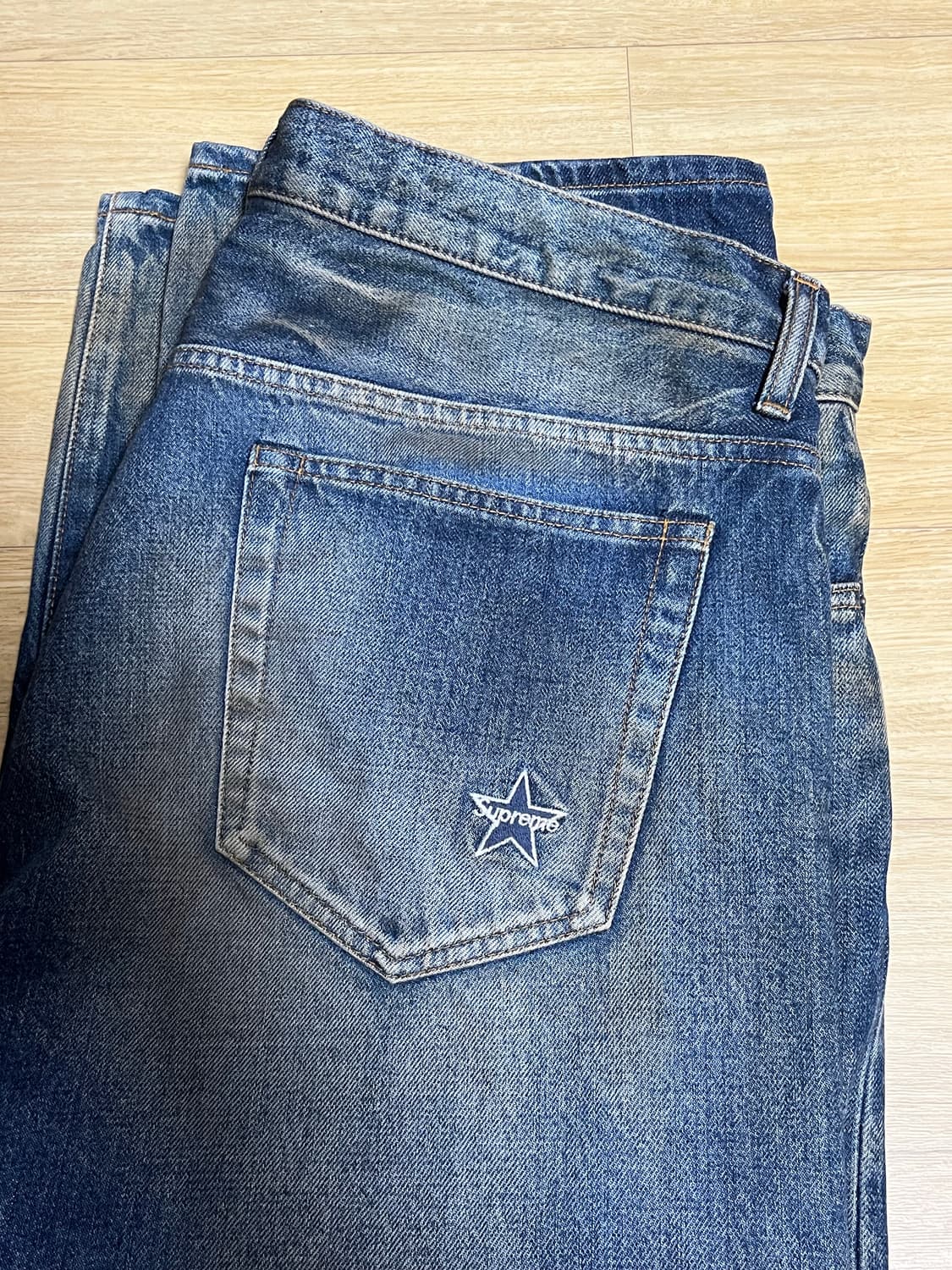 [36]슈프림 디스트레스드 루즈 핏 셀비지 진 워시드 인디고 - 25SS 상품이미지5