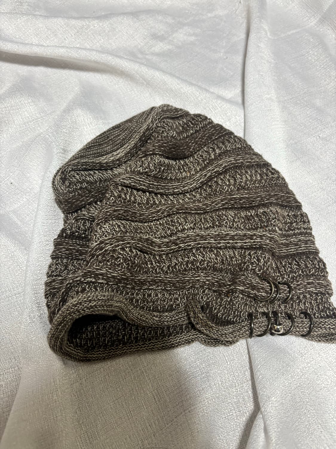 “Unknown” piercing Detail Beanie 상품이미지3