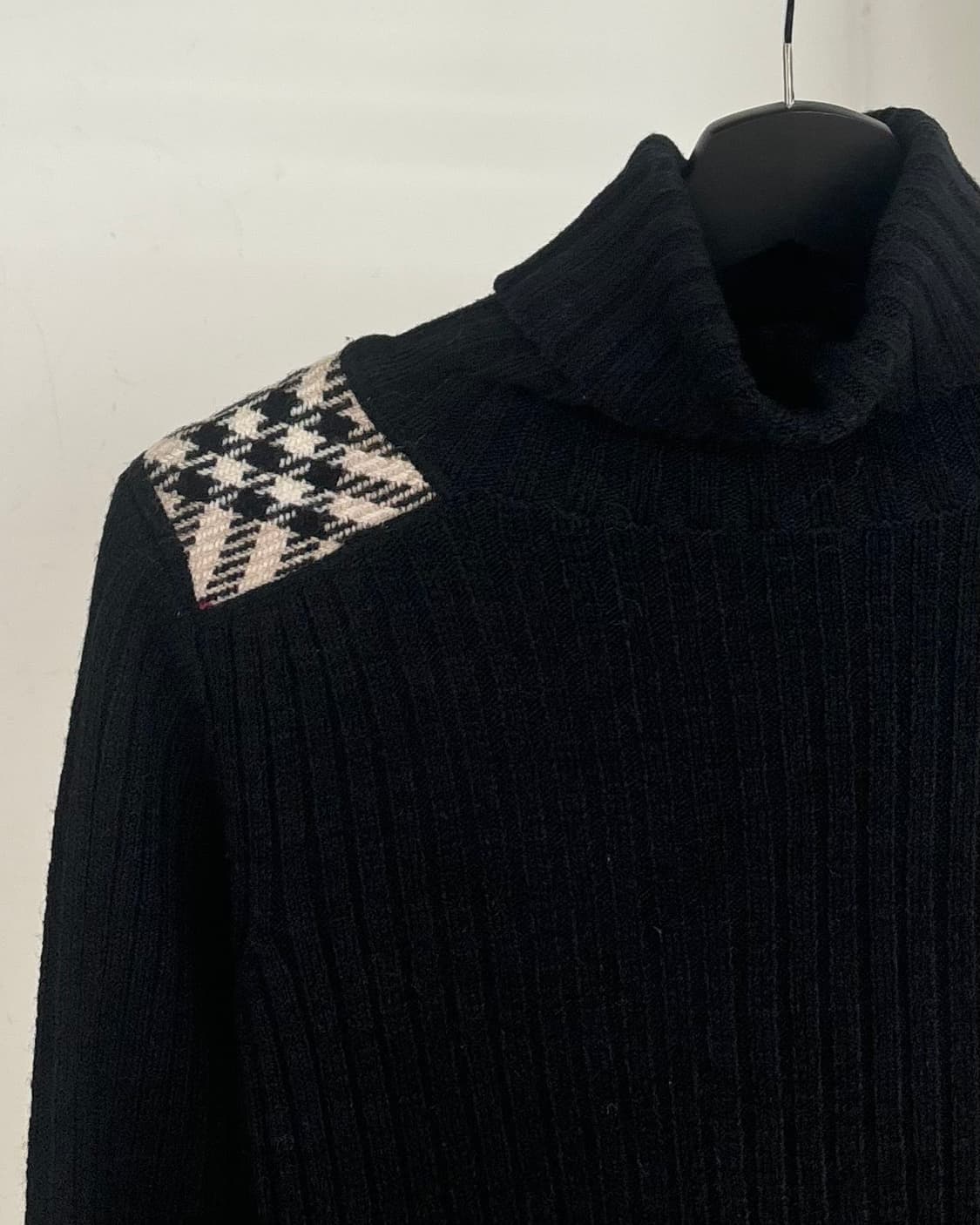 버버리 블랙 노바체크 숄더 터틀넥 니트  상품이미지3