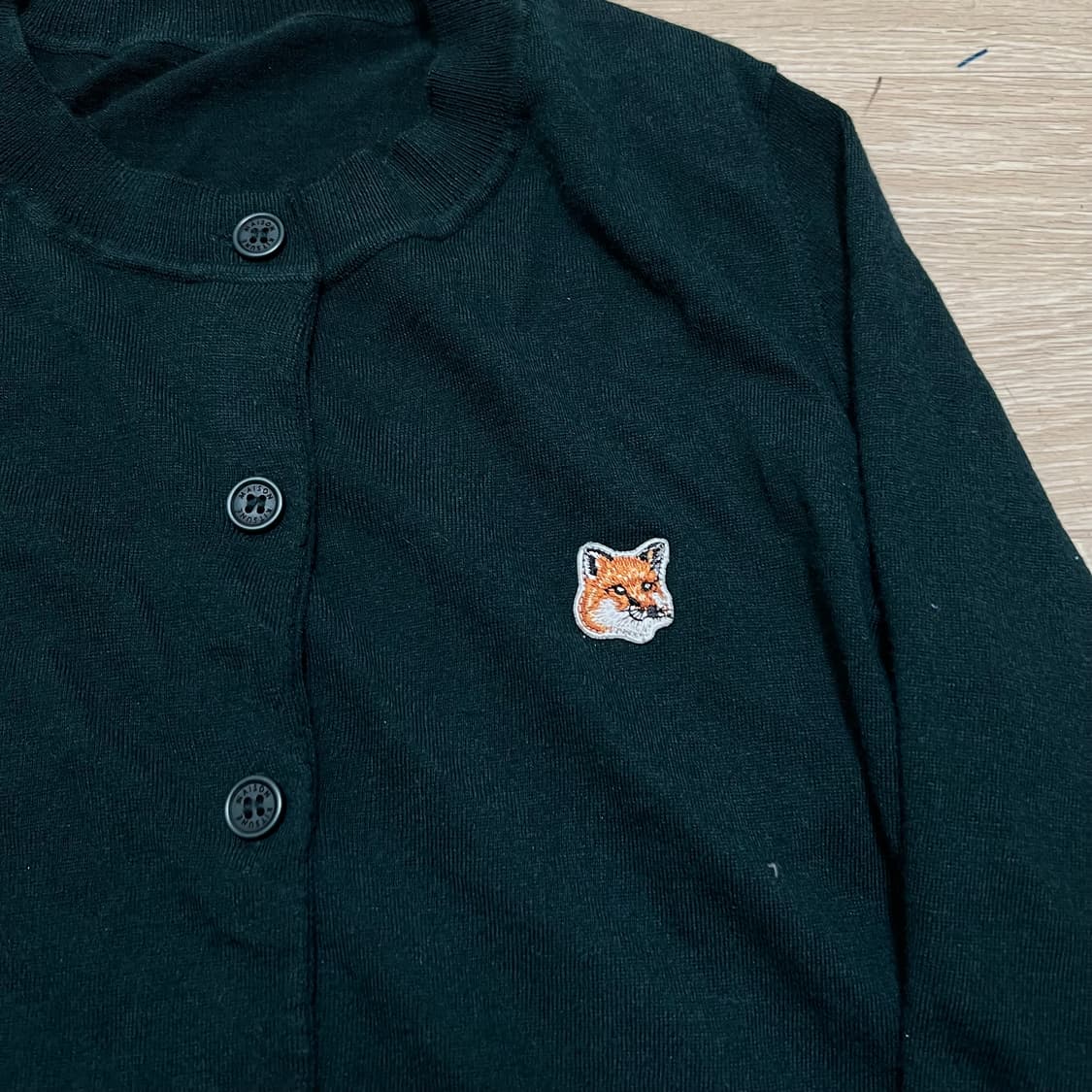 메종키츠네 자수 헤드 로고 라운드넥 울 가디건 [다크그린] M/95 상품이미지4