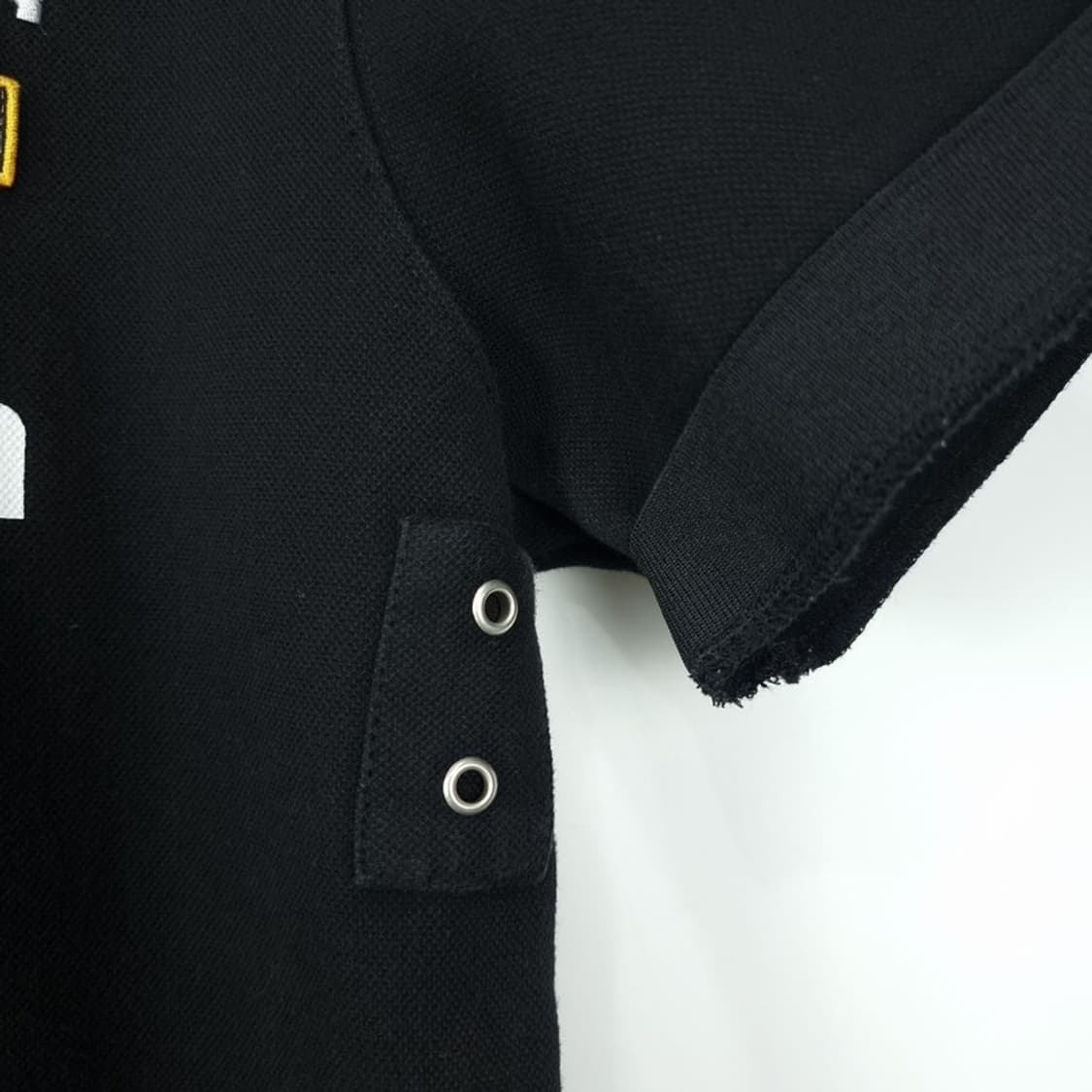 [선데이오프클럽] 폴리시아 엠브로이더드 피케셔츠 카라티 블랙 M20239 상품이미지7