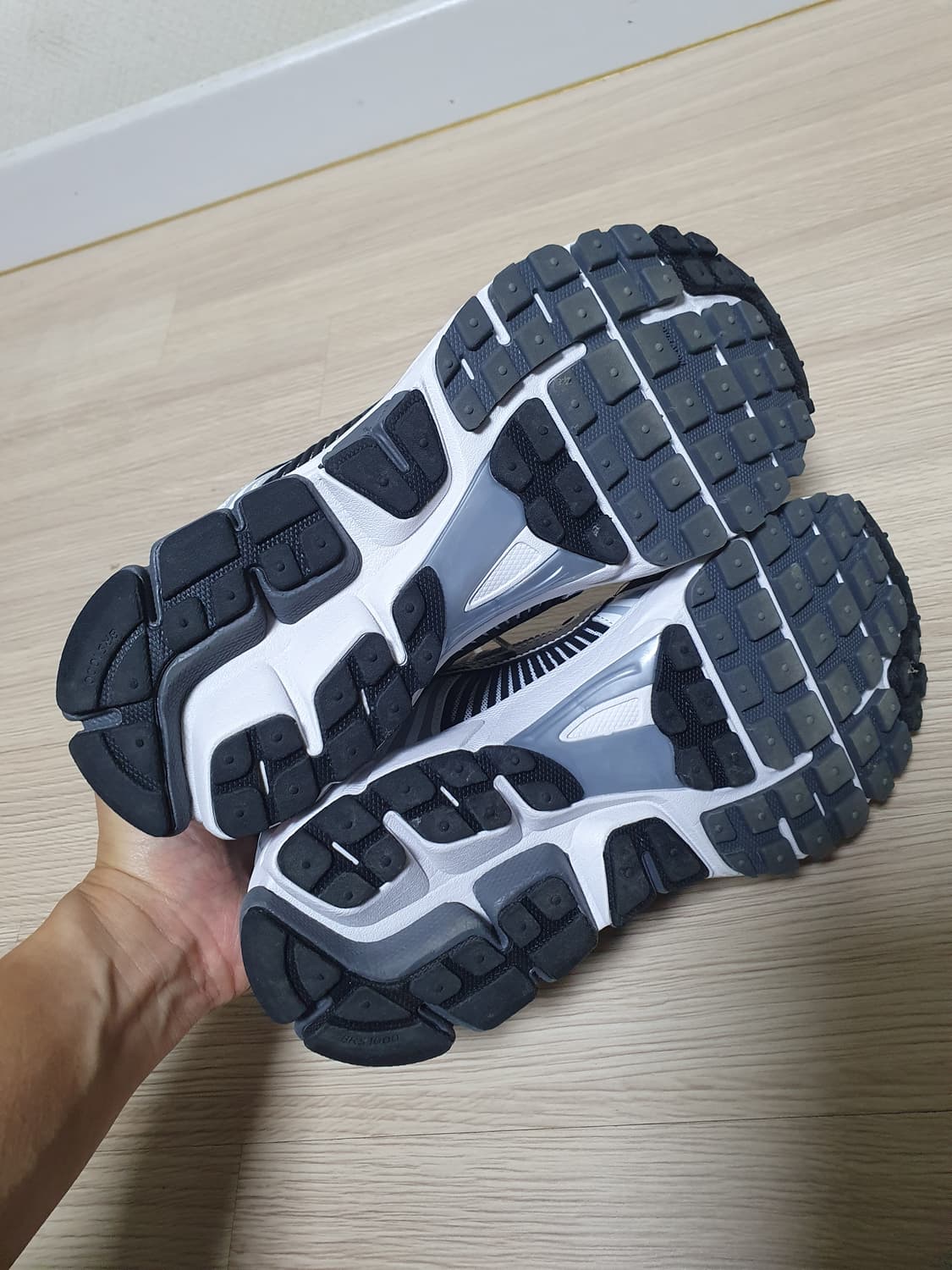 나이키 줌 보메로5 다크 그레이 운동화 255 상품이미지8