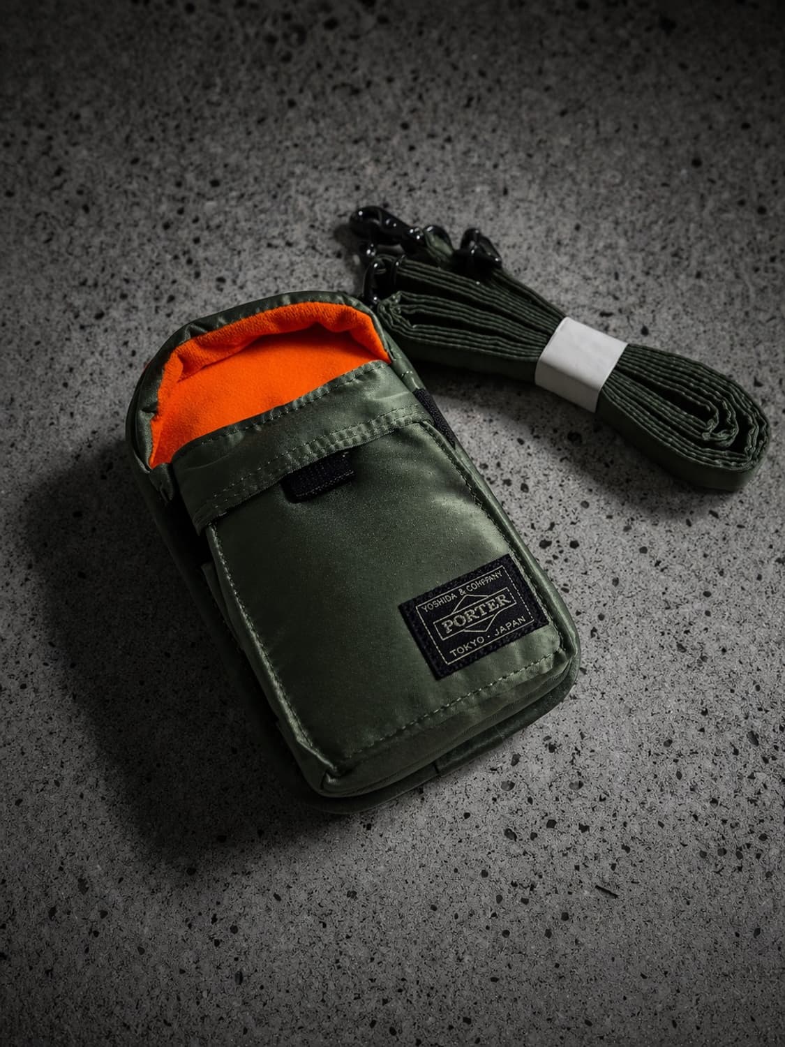 포터 탱커 폰케이스 파우치 세이지그린 상품이미지1